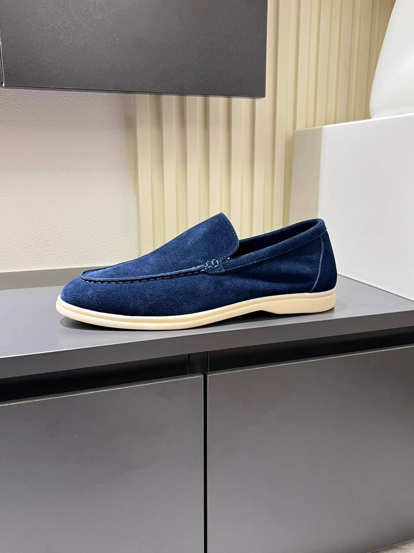 Men's shoes 💰p360 "Loro men's shoes 💰pian'*" Classic L men's shoes for couples 💰p Top version British flat loafers, a must-have item in old money style, the minimalist design is eye-catching and durable, a plus point for dressing The soft foot feel and texture are outstanding. They don’t scratch your feet and are very nice. They are matched with soft and waxy soles. They can be worn daily for a long time without getting tired. They are easy to wear, versatile and classic items, with perfect foot feel and texture! Imported cashmere fabric, the lining is made of imported A-grade water-dyed cow lining, the top version of the genuine leather midsole is sewn with pure handmade mark thread! Size: Female 35-40 (34. Customized) Male 38-44 (45.46. Customized)